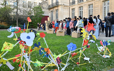 Des créations fleuries réalisées par les enfants sont installées dans le jardin du musée Picasso 