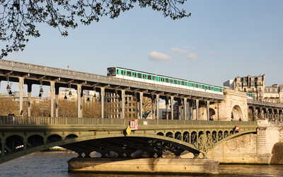 Un métro aérien du pont Bir Hakeim.