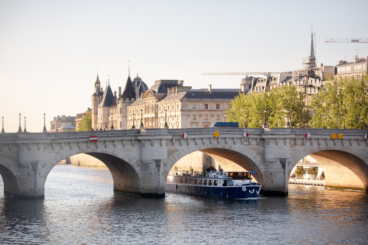 Une péniche passant sous le pont neuf pendant les tests de la cérémonie d'ouverture JO.