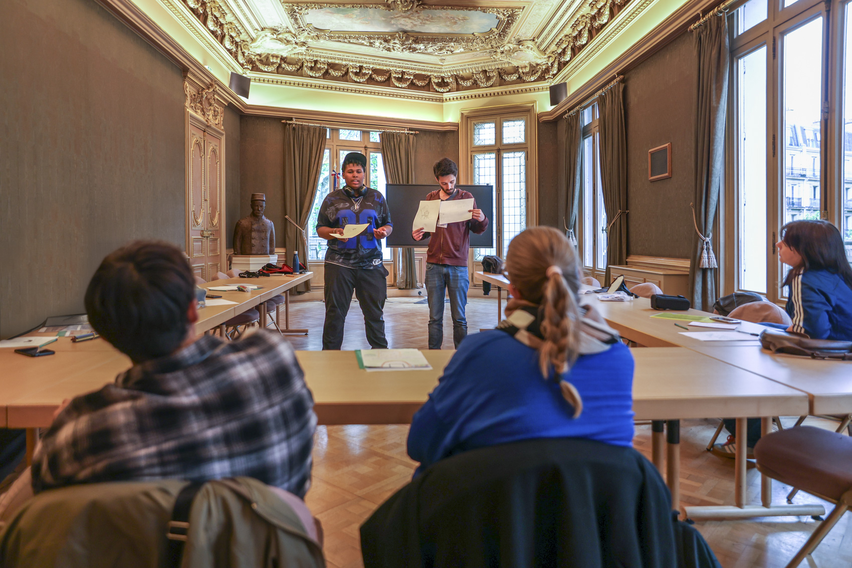 Atelier sur le Mémorial des martyrs de la Déportation avec des jeunes.