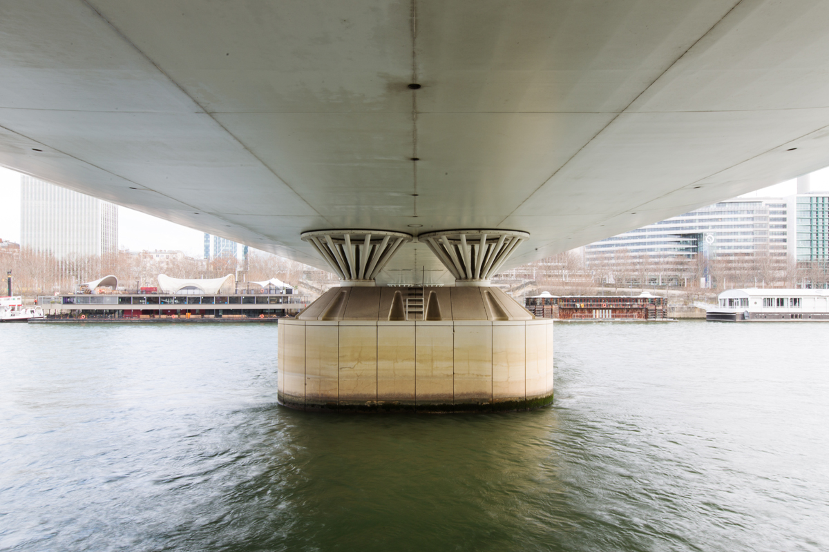 Le pont Charles de Gaulle, vu du dessous.