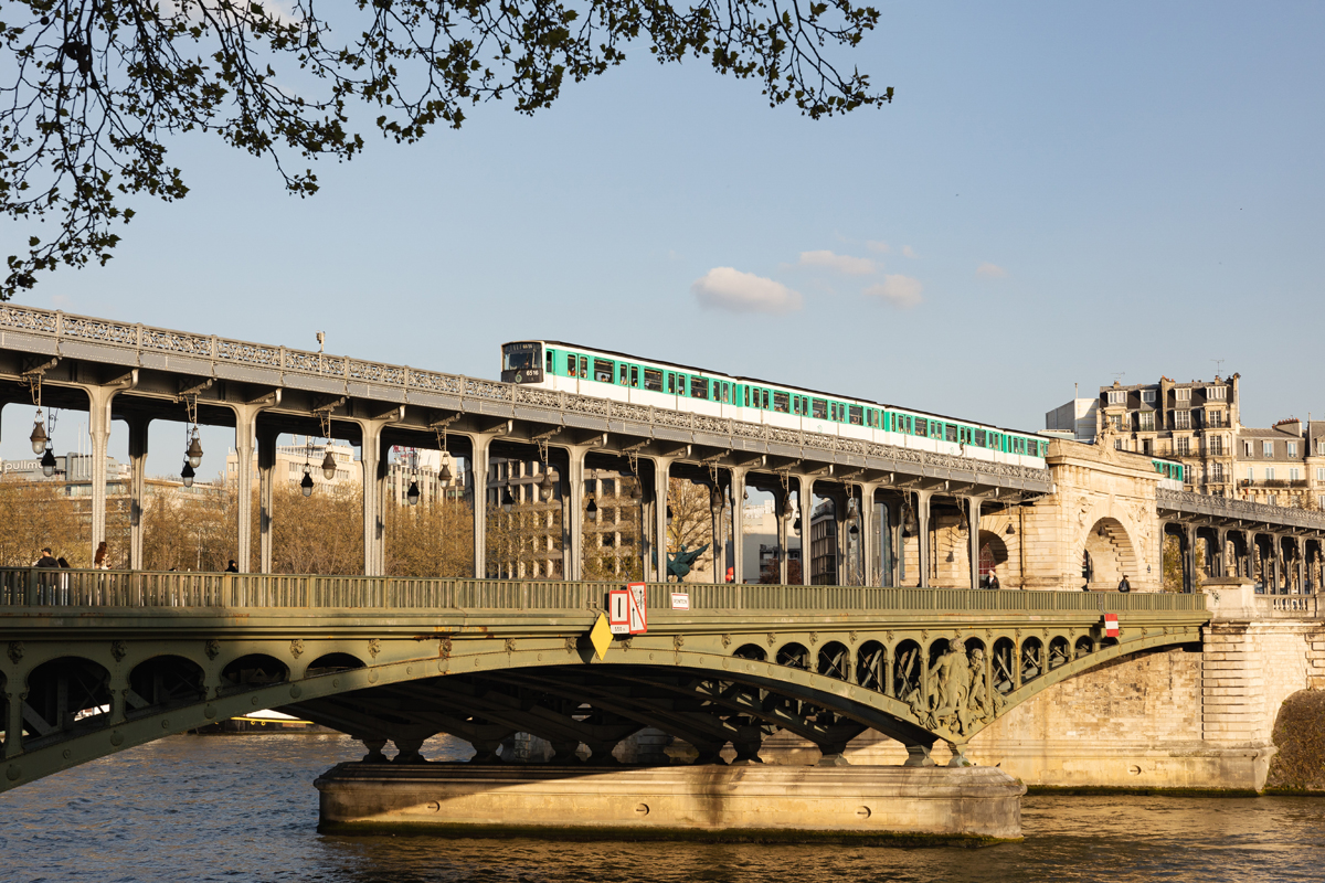 Un métro aérien du pont Bir Hakeim.