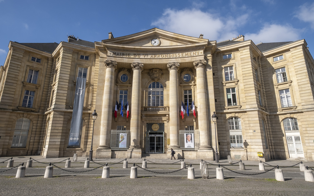 Façade de la mairie du 5e, une journée ensoleillée