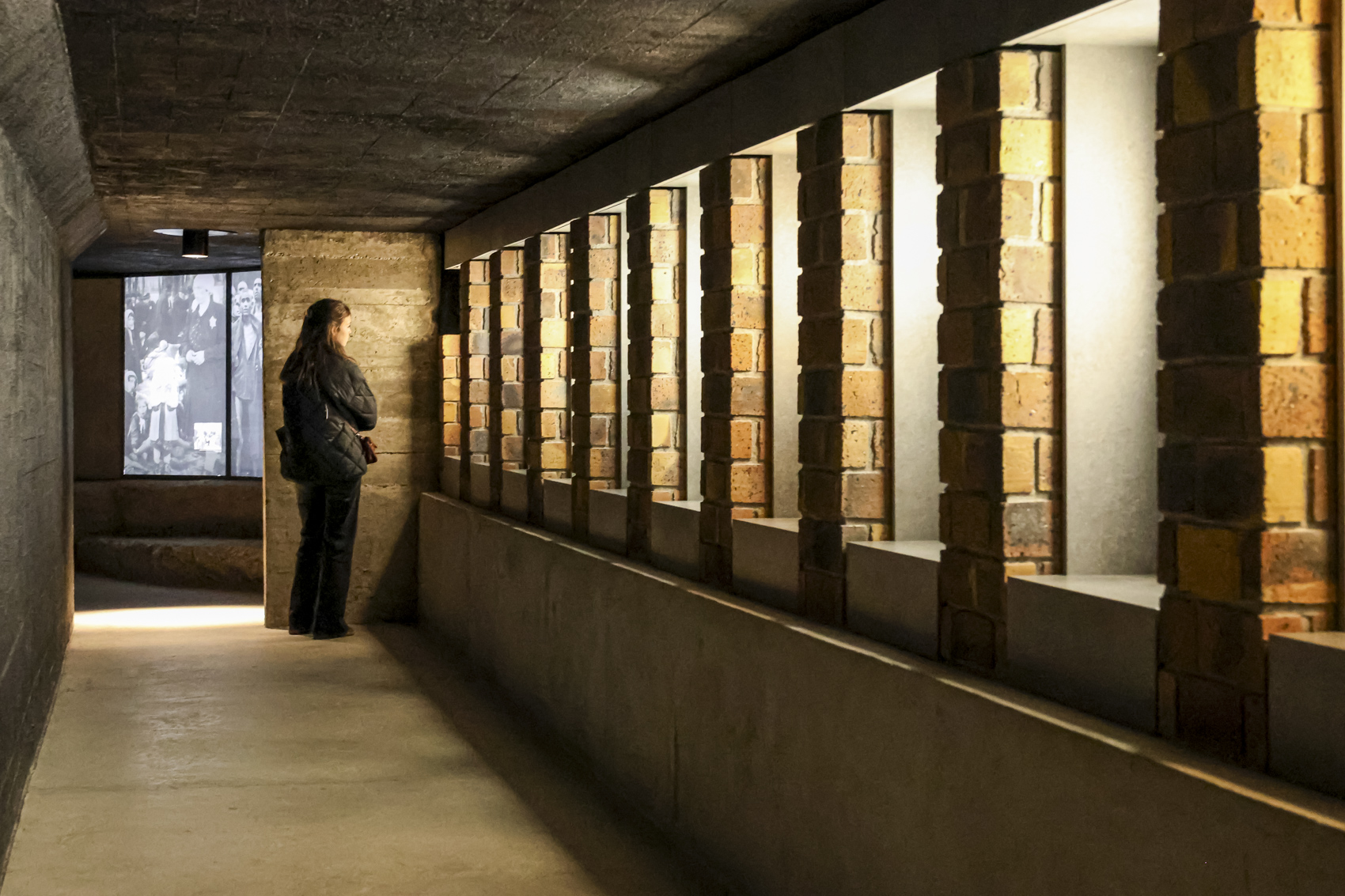 un couloir avec des panneaux lumineux