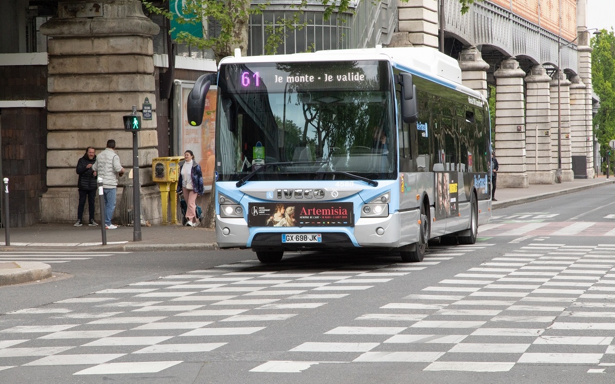 Photographie d'un bus en circulation à Paris