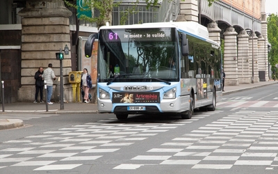 Photographie d'un bus en circulation à Paris