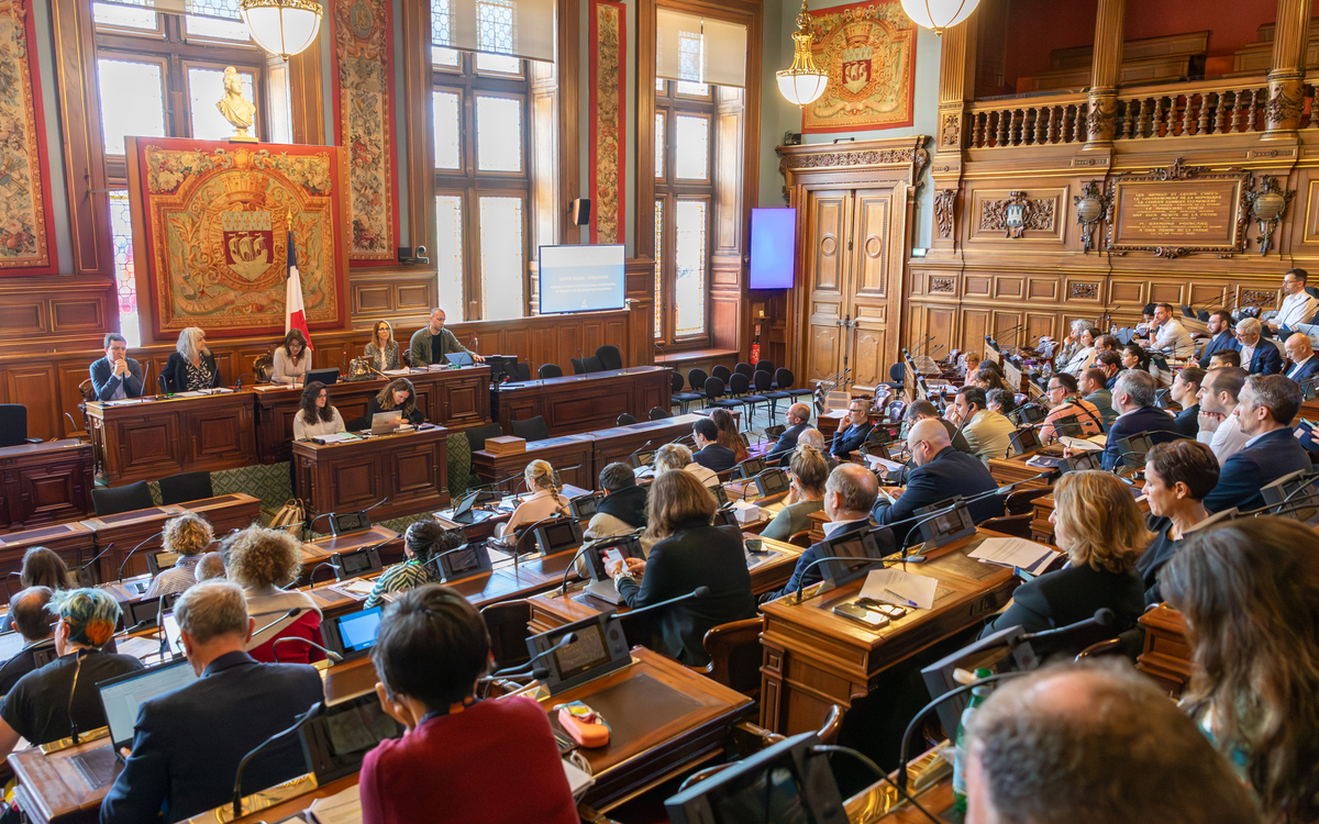 Des gens assis dans la salle du Conseil