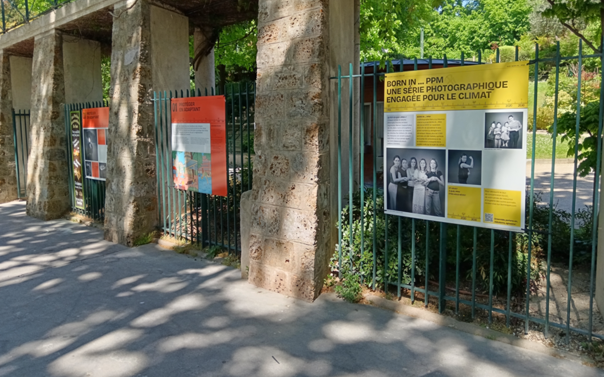 Plusieurs panneaux de l'L'exposition « Le climat change, Paris agit » sur les grilles du Jardin de Reuilly