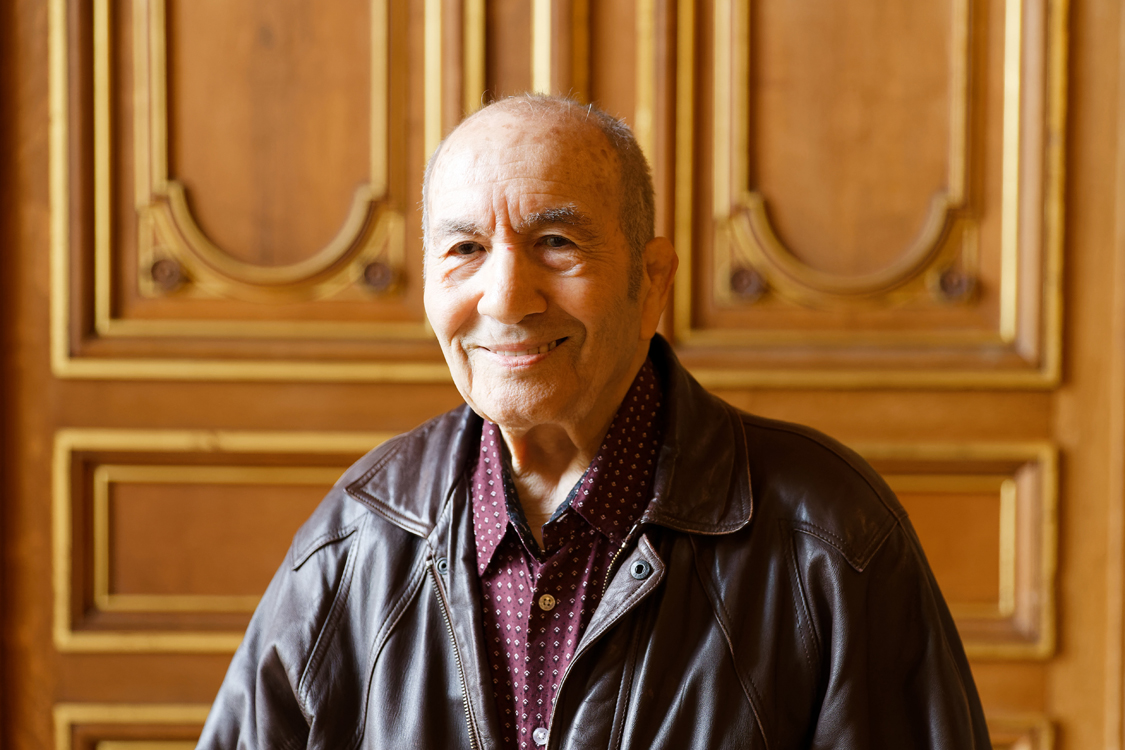 Portrait de Mokrane lors de la convention citoyenne sur les droits de la Seine.