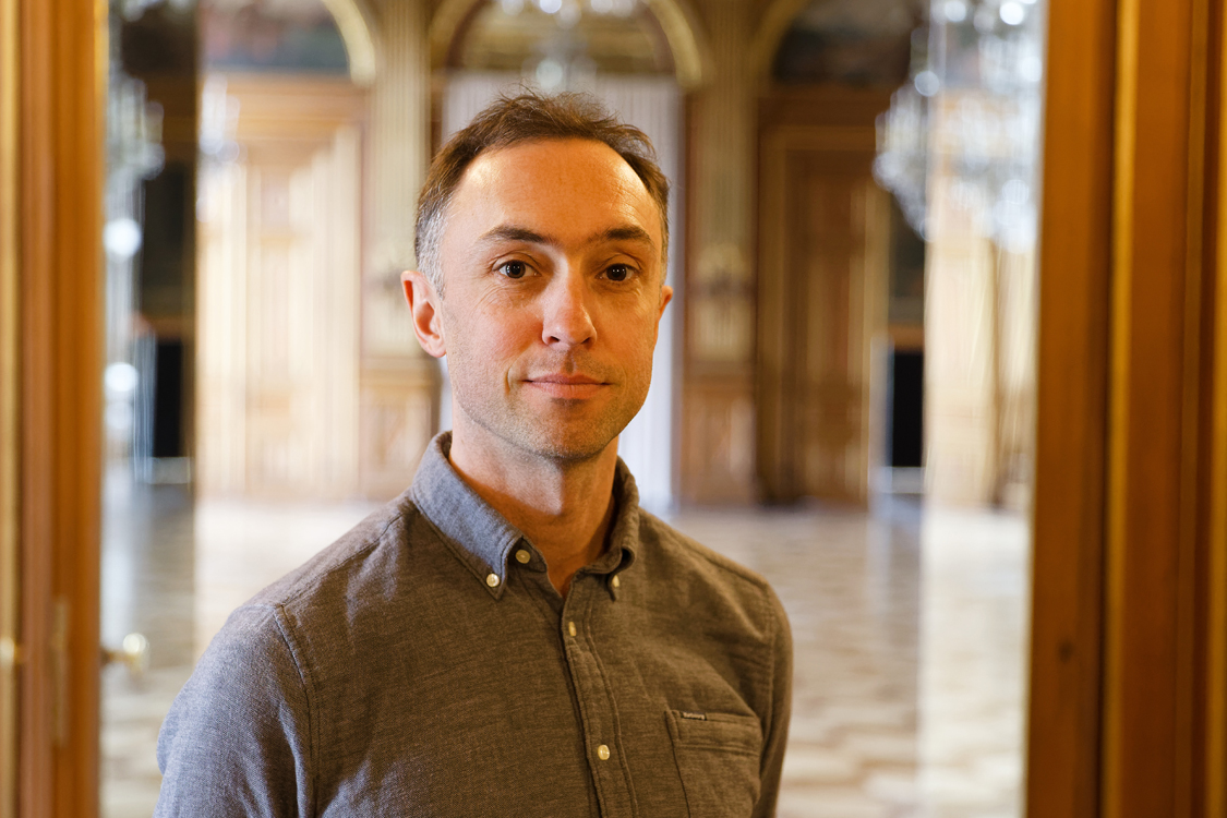 Portrait de Erwan lors de la convention citoyenne sur les droits de la Seine.