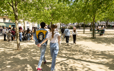 Des amoureux se promènent place Dauphine (1er)