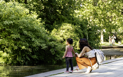 Une mère et son enfant au bord d'un lac du Parc de Bercy (12e)