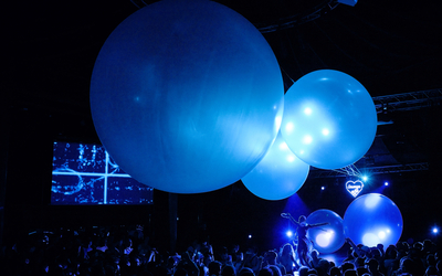 Ballons et lumière bleue