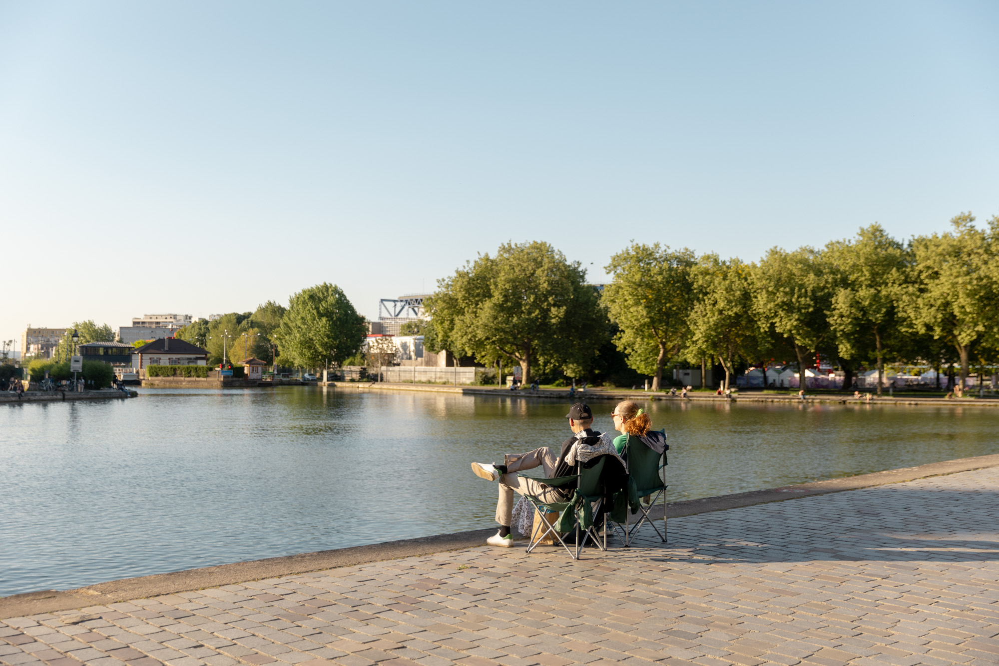 Détente au soleil quai de la Marne (19e).