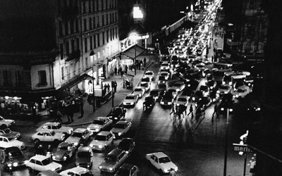 La rue de Rivoli, embouteillée la nuit, pendant les années 1970.