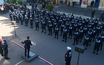 Policiers municipaux dans la cour