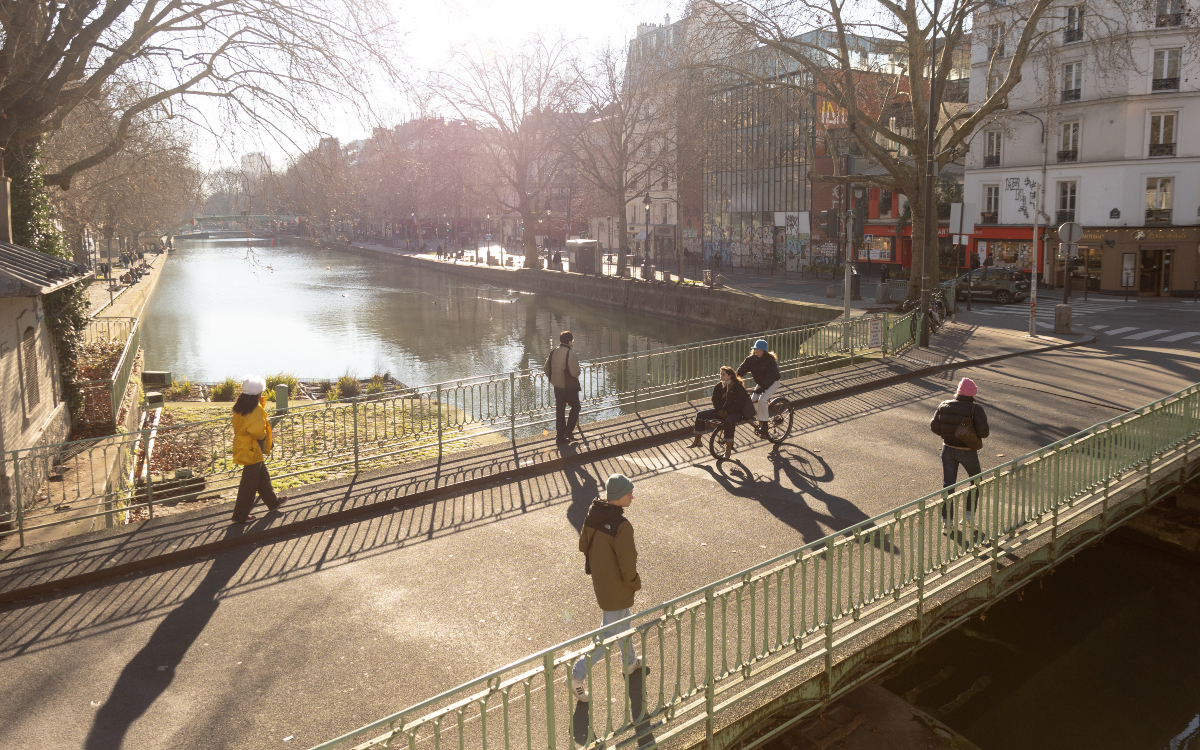 Promeneurs sur le pont tournant de la Grange aux belles (10e)