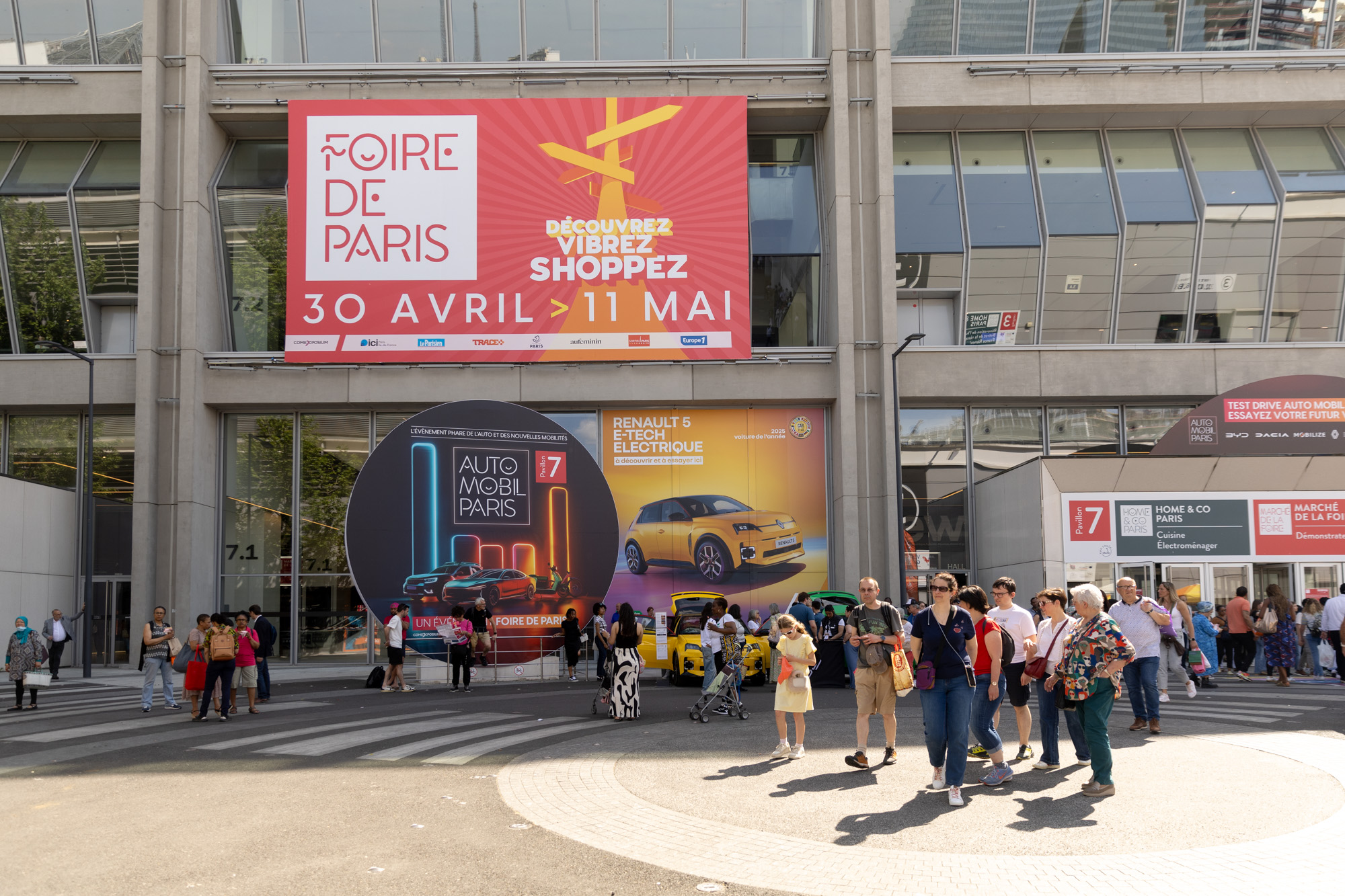 Affiche de la Foire de Paris sur le batiment du parc des expositions,  porte de Versailles.