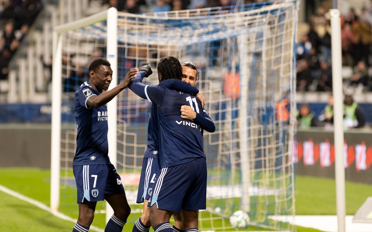 Joueurs du Paris FC célébrant un but au stade Charléty (13e).