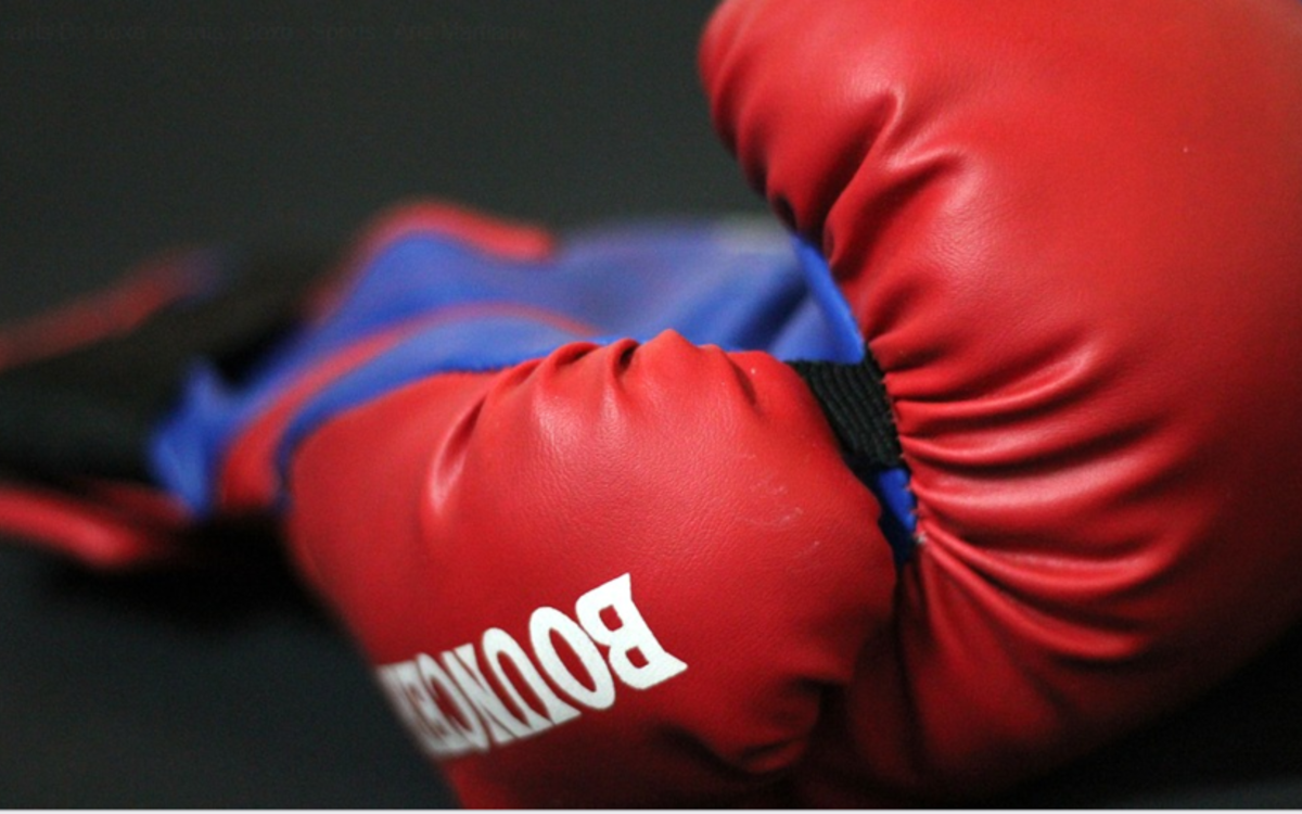 Photographie par Victoire Tinayre d'un gant de boxe, en gros plan, rouge et bleu à l'intérieur