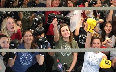 Il s'agit de femmes faisant de la boxe