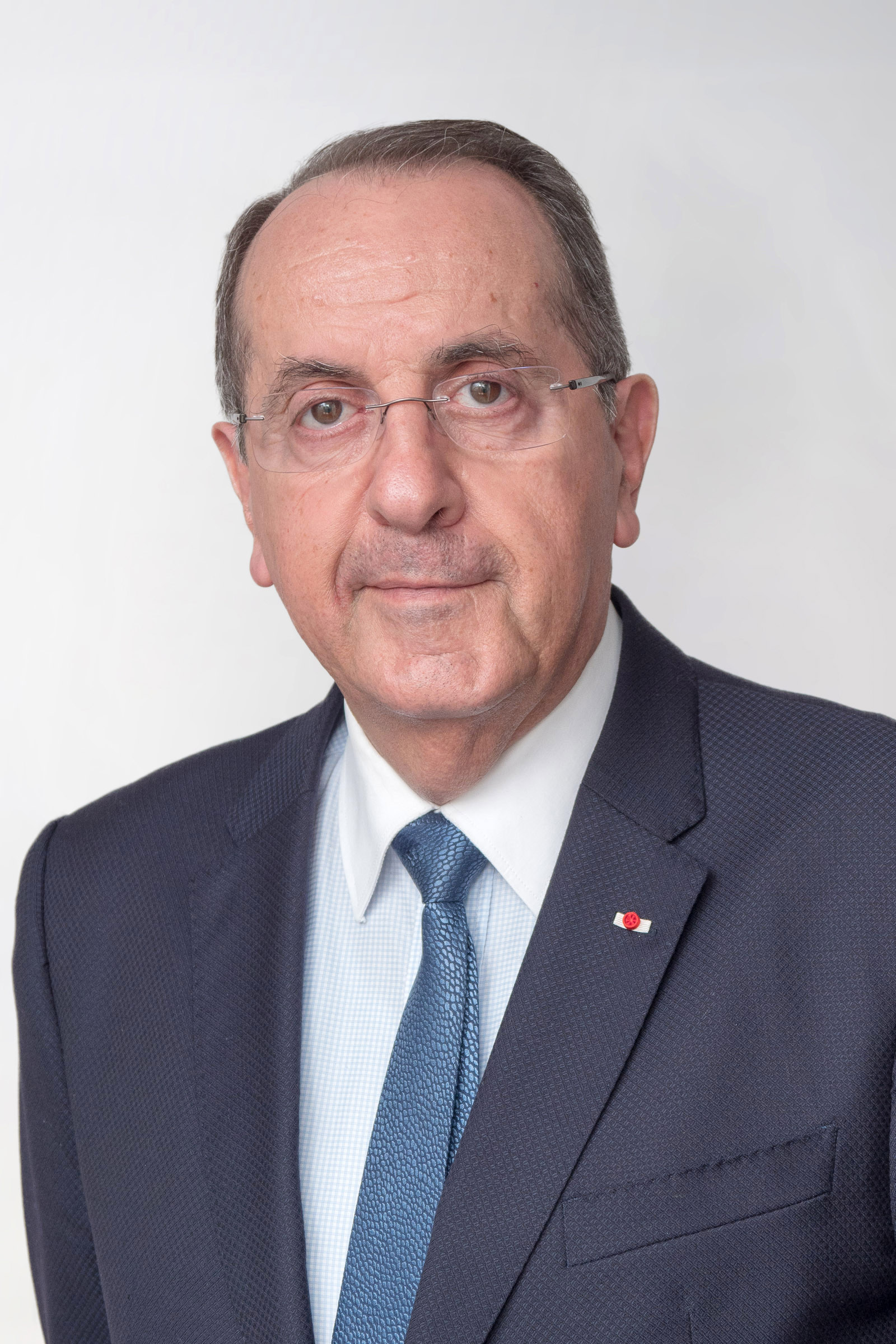 Portrait d'un homme avec des lunettes une cravate