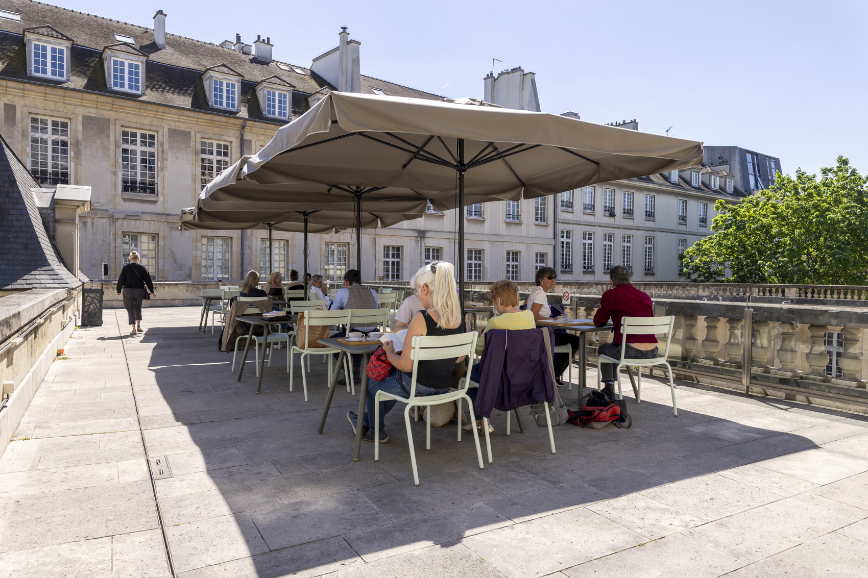 Personnes à la terrasse "Le café sur le toit" du musée Picasso.