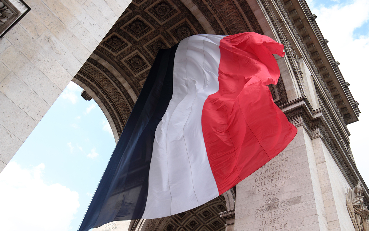 Arc de Triomphe avec le drapeau