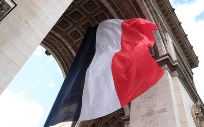 Arc de Triomphe avec le drapeau 