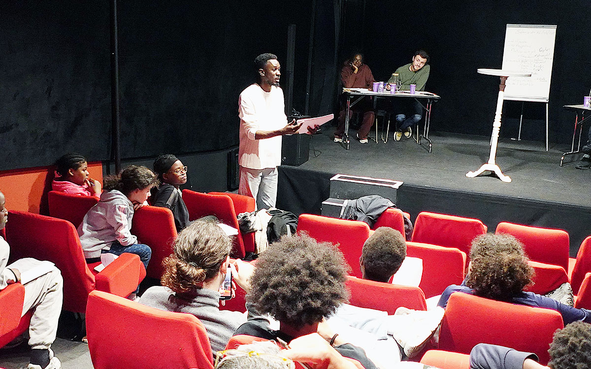 Des jeunes collégiens débattent d'un projet de loi fictif dans une salle du théâtre de la Concorde