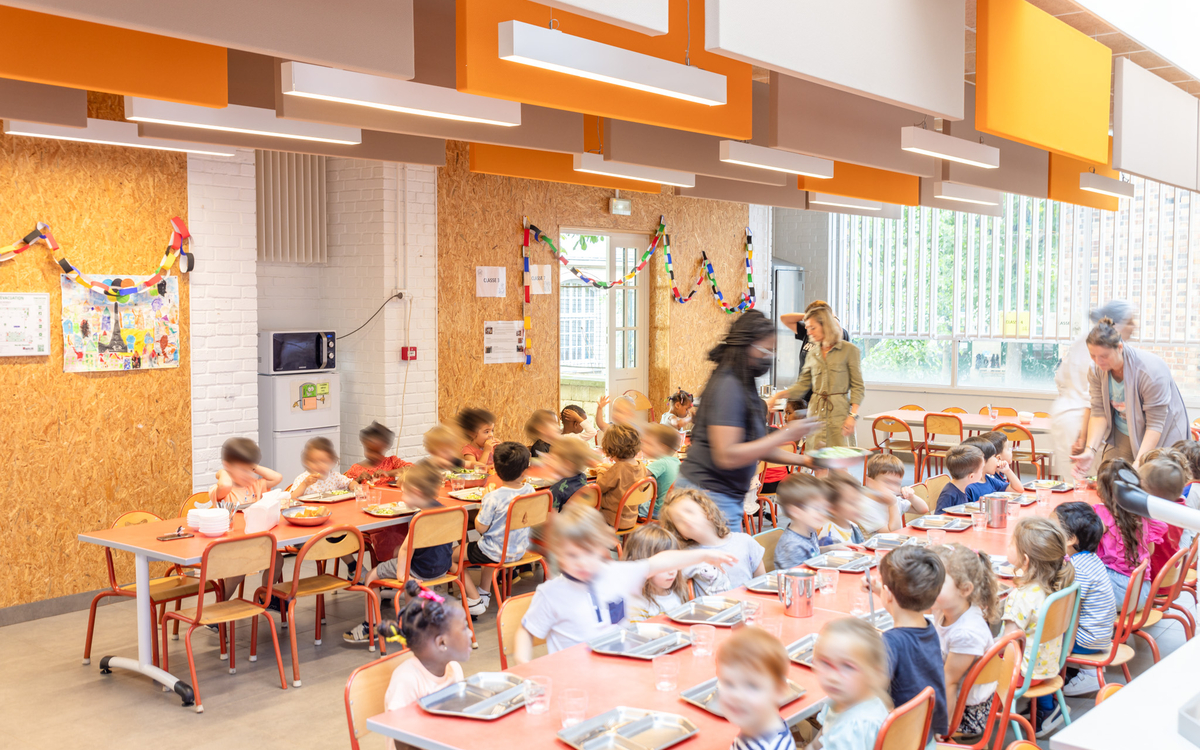 Les enfants en plein repas à la cantine de l'école Meunier