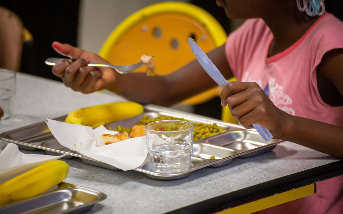 Des élèves en plein repas à la cantine scolaire
