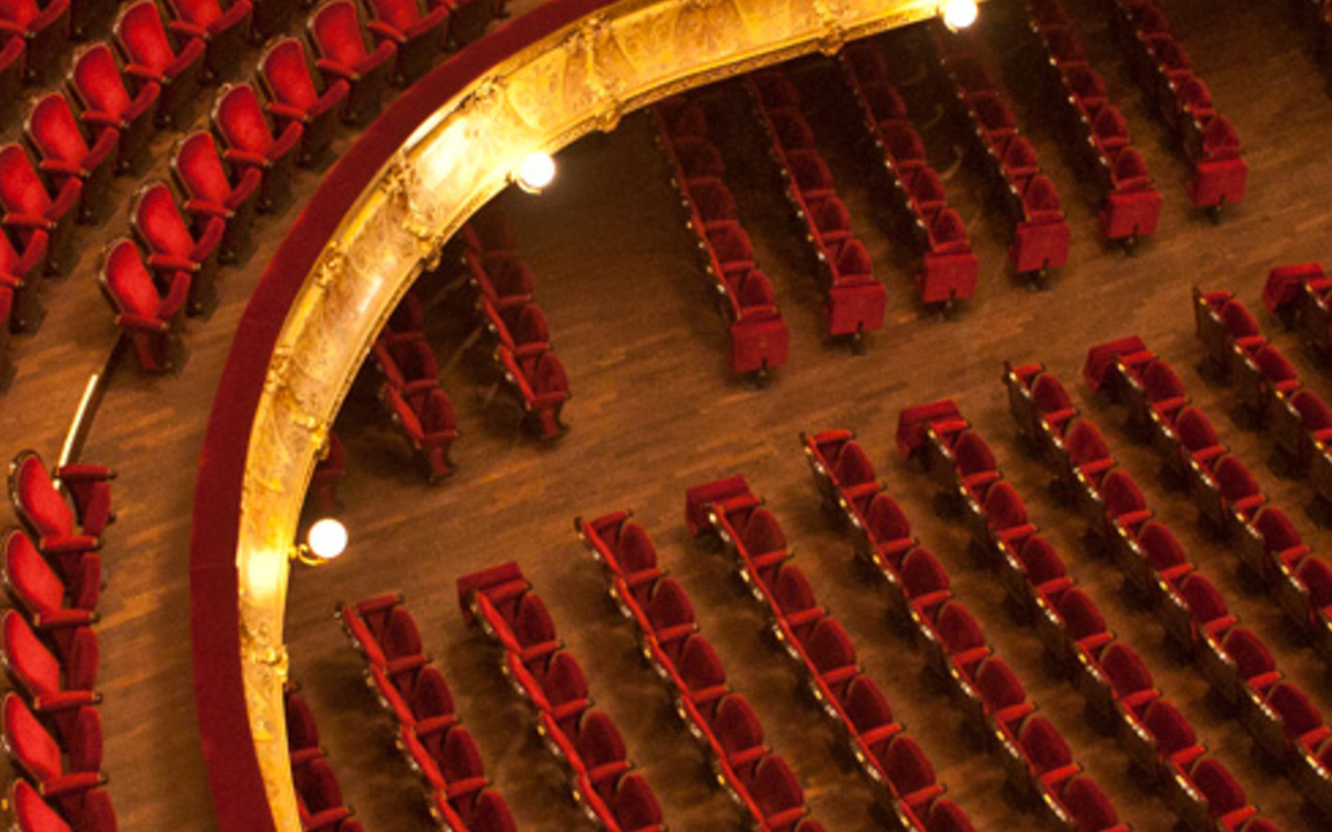 photo en plongée d'une salle de théâtre, prise depuis un balcon