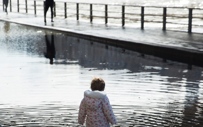 Petite fille face à une grande nappe d'eau
