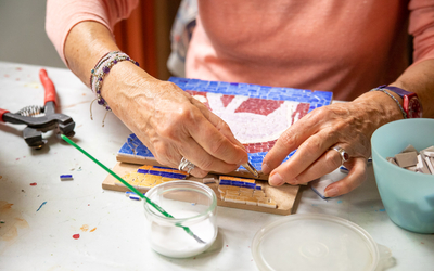 un senior fait de la mosaïque