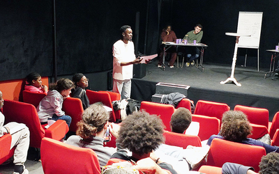 Des jeunes collégiens débattent d'un projet de loi fictif dans une salle du théâtre de la Concorde