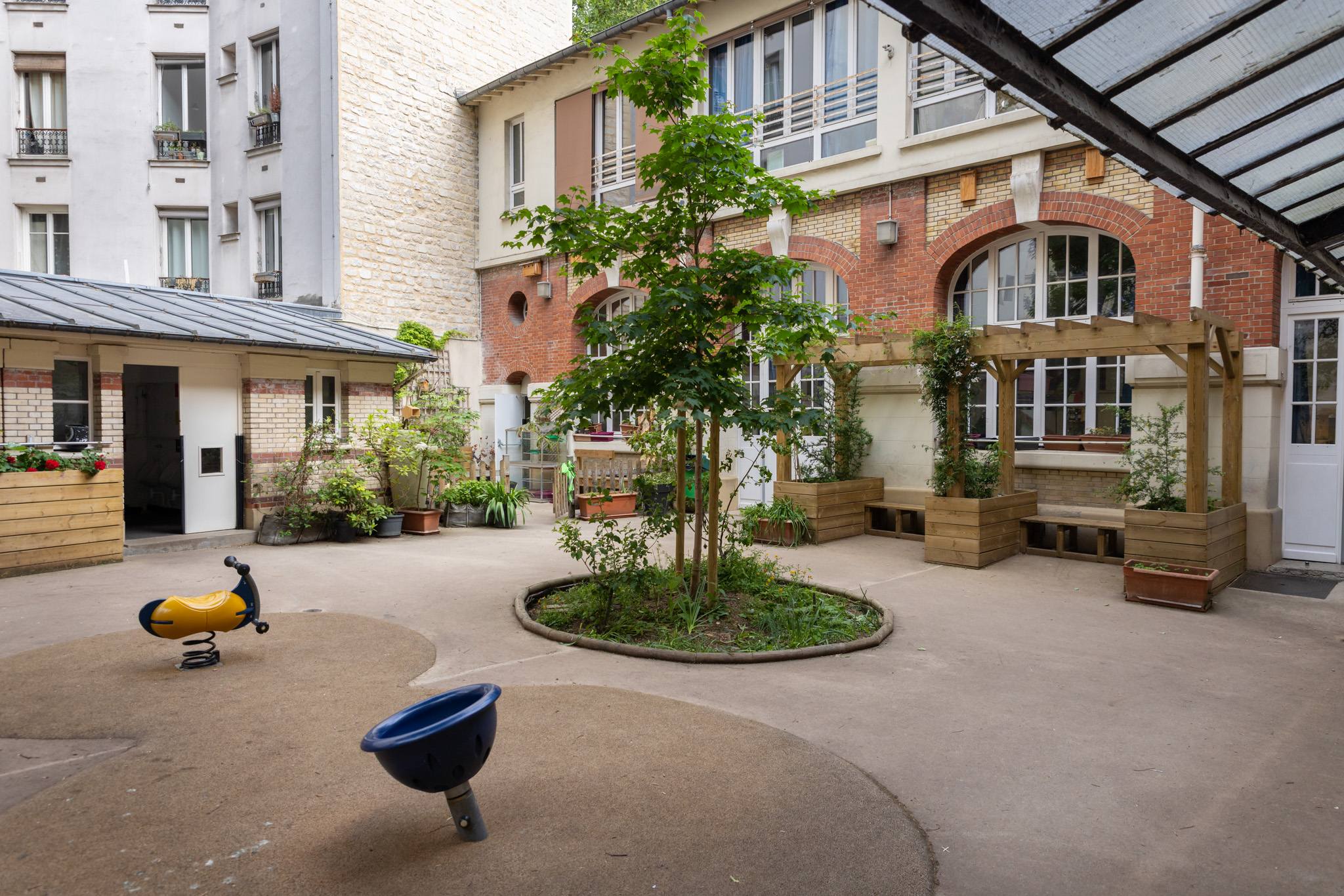 enfants cour oasis