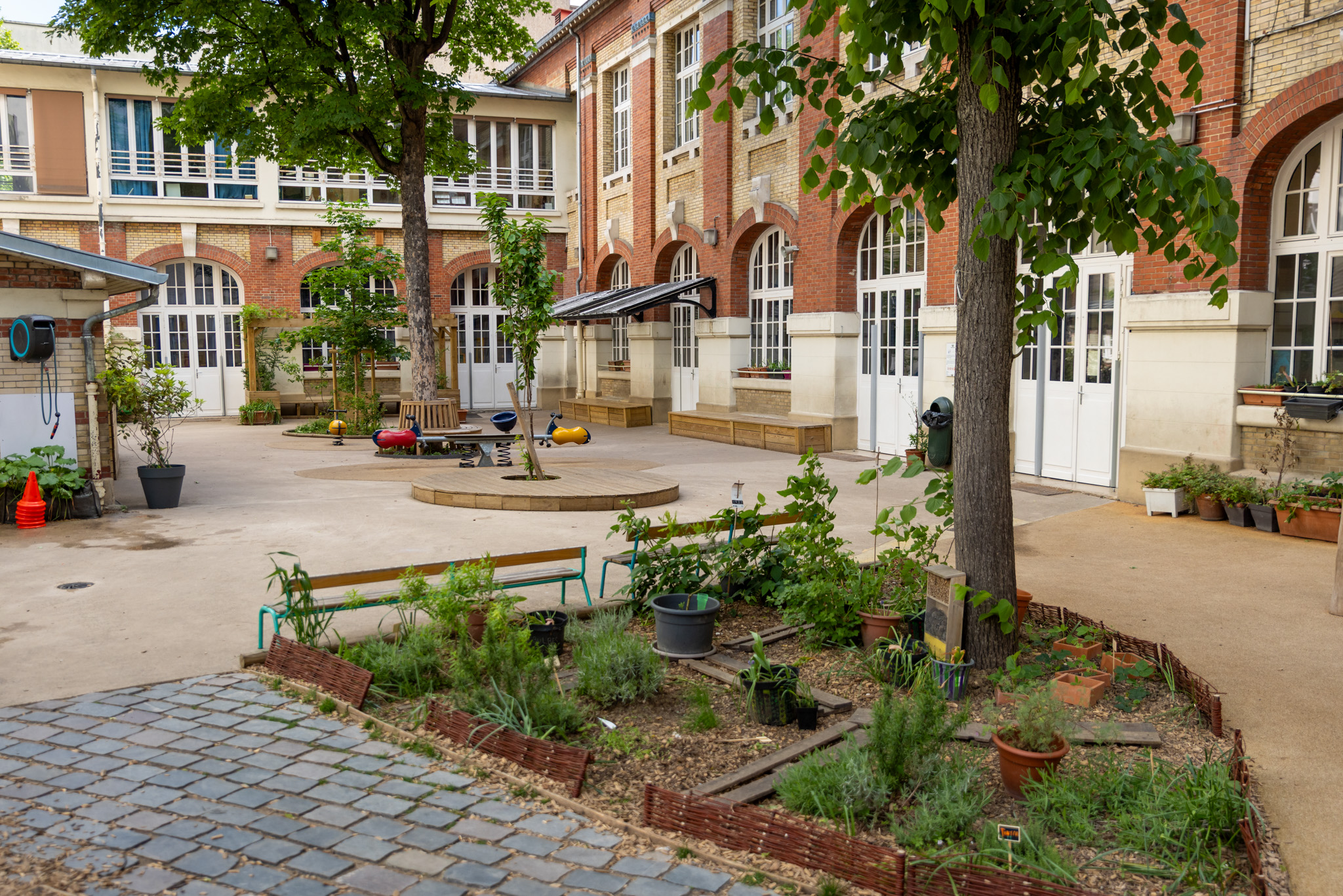 enfants cour oasis