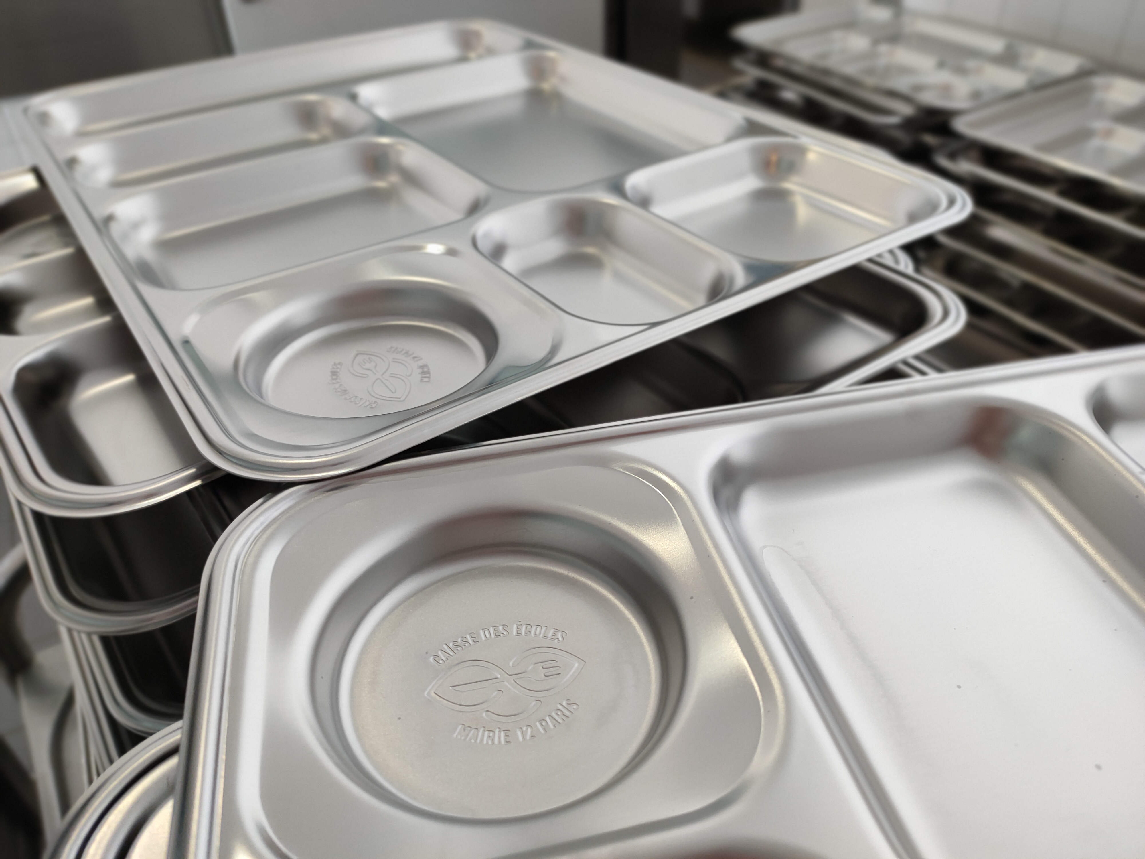 Une pile de plateaux en inox
