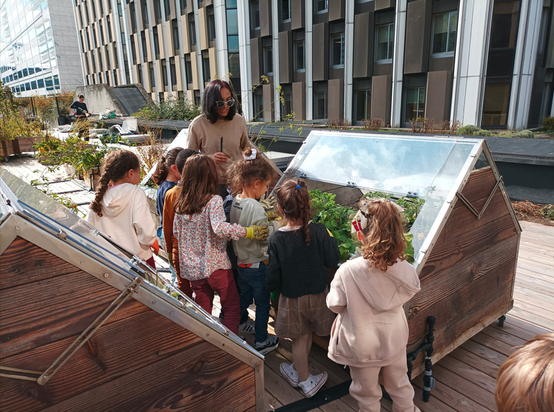 Des enfants entretiennent les serres du site Traversine Bercy