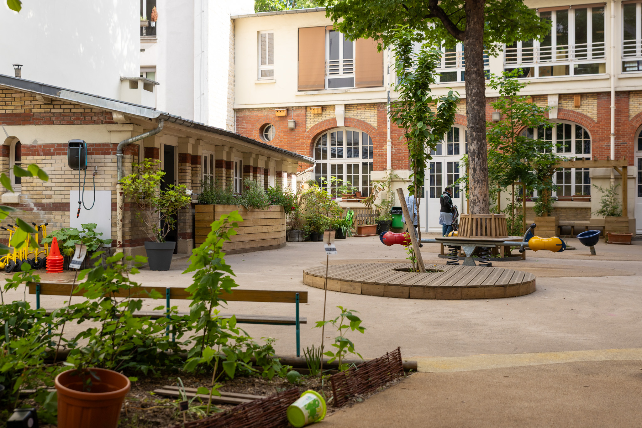 enfants cour oasis