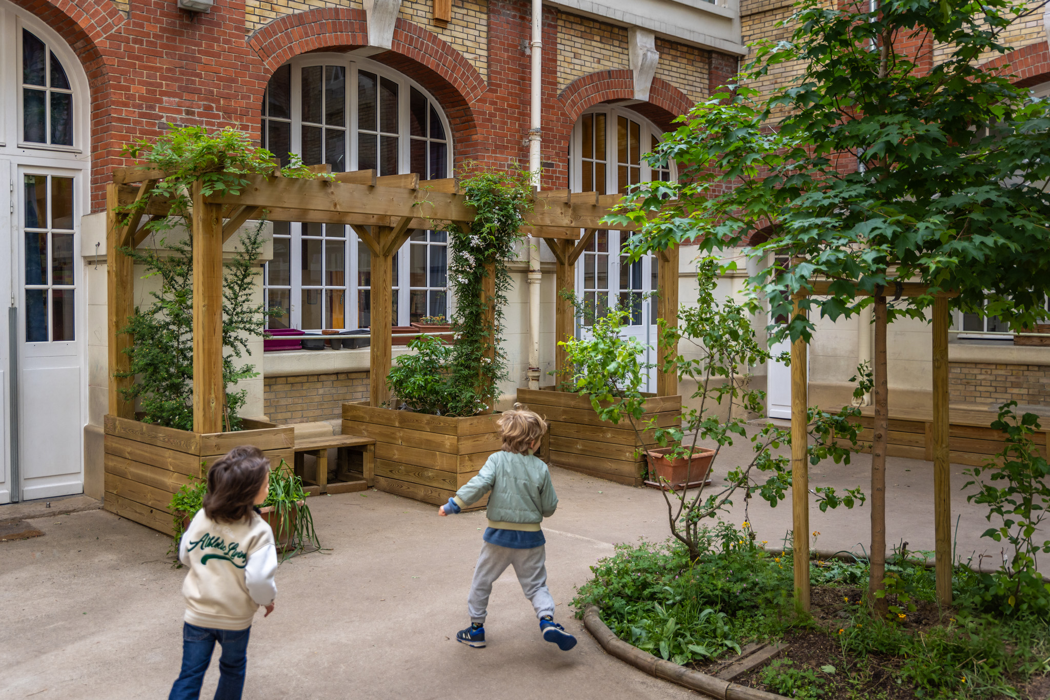 enfants cour oasis