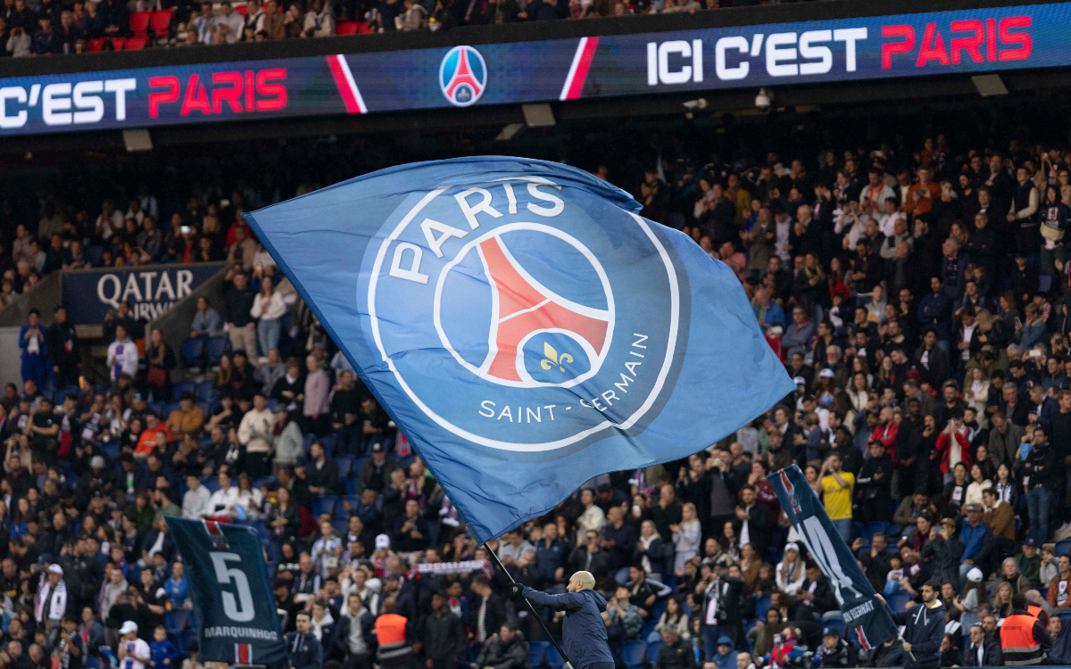Supporters du PSG brandissant un énorme drapeau.