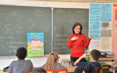 Une enseignante donnant un cours dans une salle de classe