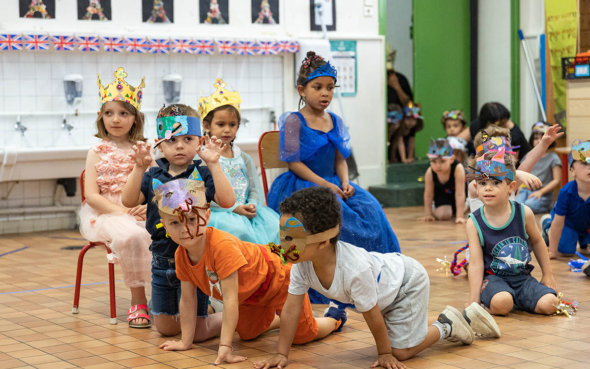 Des enfants en bas âge jouant à l'école lors d'un atelier créatif