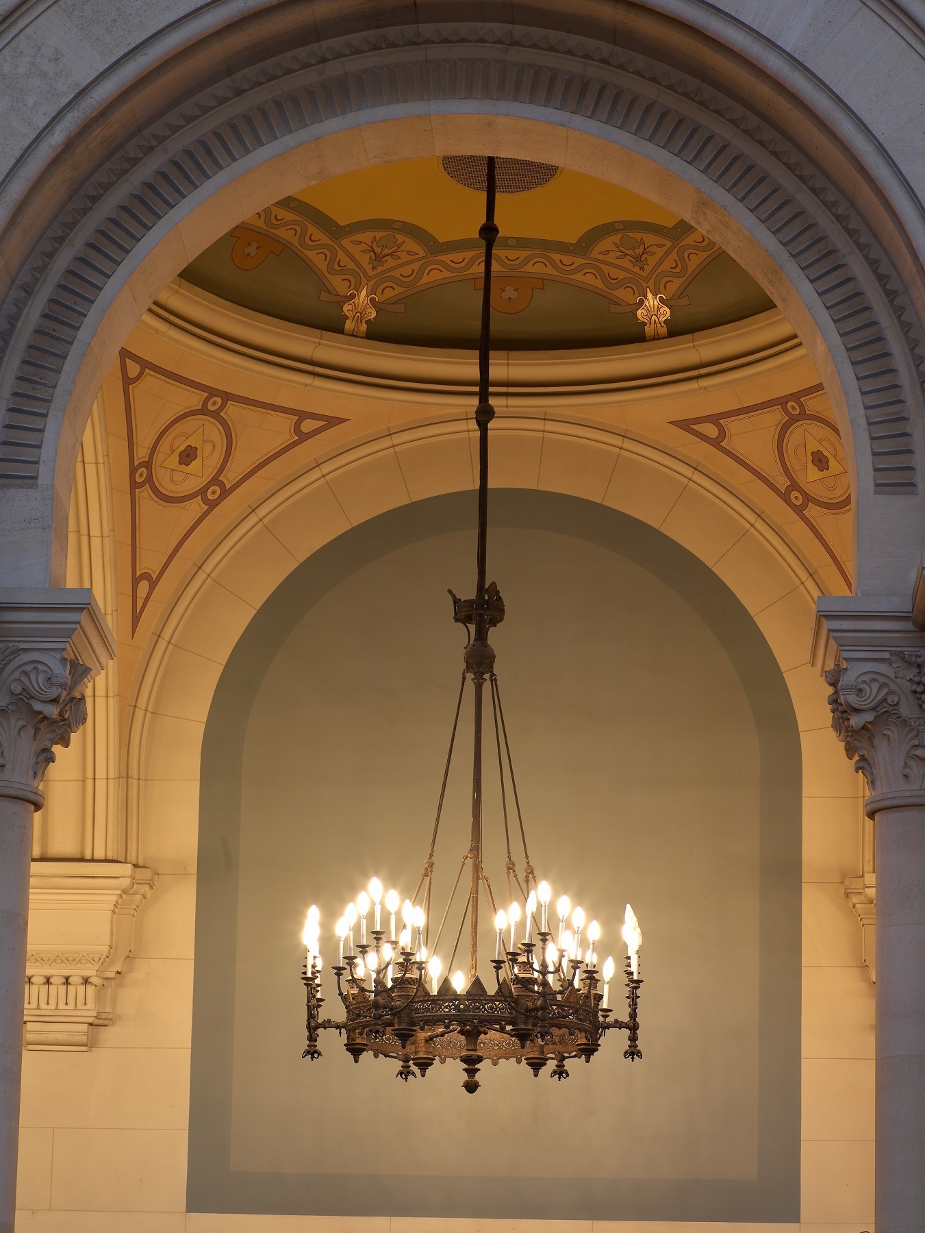 Lustre suspendus dans la synagogue