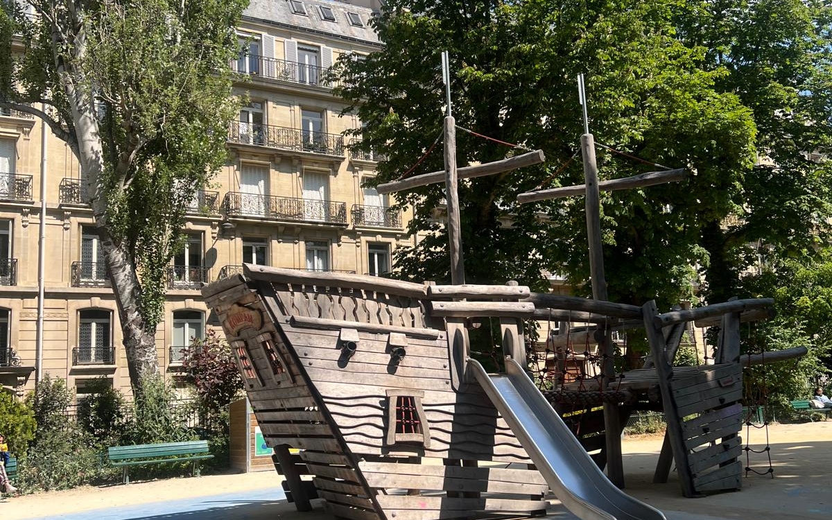 jardin avec jeux pour enfants