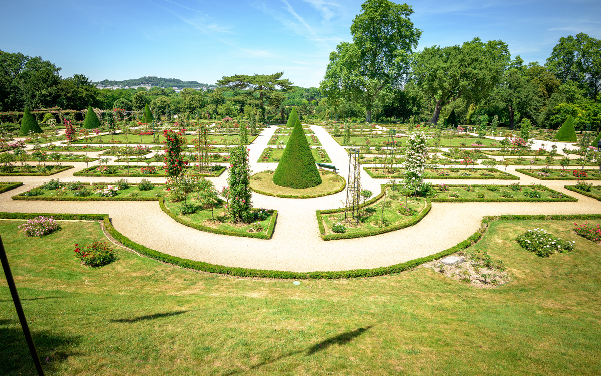 Une vue d'ensemble de la roseraie du parc de Bagatelle