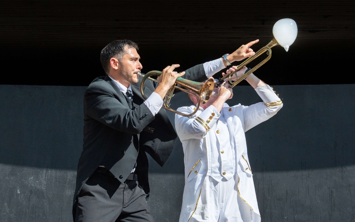 duo de musiciens avec bulle de savon