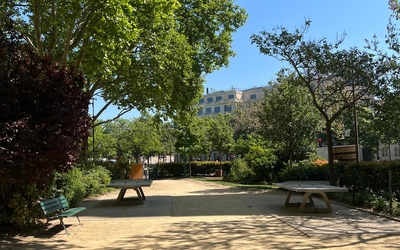 jardin avec jeux pour enfants